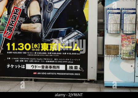 TOKIO, JAPAN - 4. September 2022: Detail eines Posters für ein Konzert der Band Kiss und eines Racks mit Karten und Flugblättern in der U-Bahnstation Shimbashi. Stockfoto