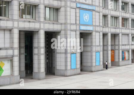 TOKIO, JAPAN - 8. September 2022: Blick auf die Vorderseite der von Kenzo Tange entworfenen Universität der Vereinten Nationen in Tokio. Stockfoto