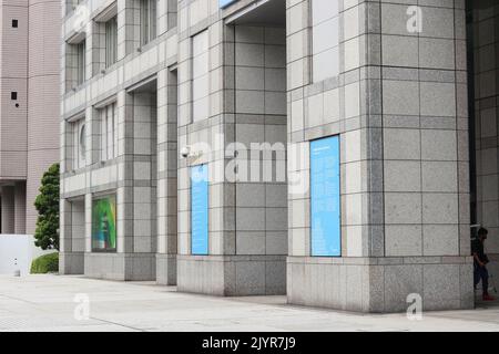 TOKIO, JAPAN - 8. September 2022: Blick auf die Vorderseite der von Kenzo Tange entworfenen Universität der Vereinten Nationen in Tokio. Stockfoto