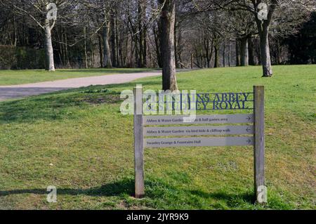 Holz- und Metallschilder auf dem Gelände der Ruinen von Fountains Abbey Zisterzienserkloster, North Yorkshire, England, Großbritannien. Stockfoto