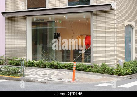 TOKIO, JAPAN - 25. August 2022: Die Front der Issey Miyake Men in Tokyos Aoyama-Gegend. Stockfoto