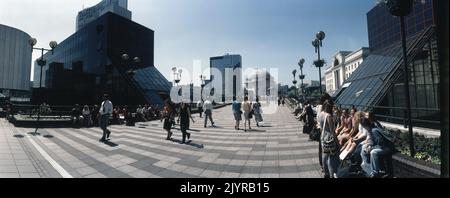 Panorama-Objektivansicht. Vom 1993. Juni führt das von S N Cooke und W N Twist entworfene Denkmal der Hall of Memory World war One in Portland Stone von Chamberlain Squate zum Centenary Square Birmingham. Ganz im Hintergrund befindet sich das Hyatt Hotel in der Broad Street und die Skyline links ist die Spitze des Alpha Towers. Stockfoto