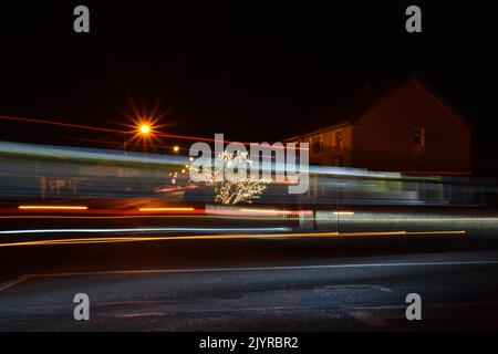 Light Trails auf der Larchfield Street, Kilkenny, Irland Stockfoto