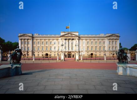 Buckingham Palace mit königlicher Standardflagge am halben Mast. Tod der Königin Elisabeth, trauernd Stockfoto