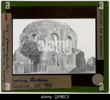 Der Tempel der Minerva Medica in Rom ist ein altes Gebäude aus dem 4. Jahrhundert n. Chr. Es ist ein kreisförmiger Tempel, der für seine architektonische Bedeutung und die Überreste seines großen Kuppeldaches bekannt ist. Es liegt in der Nähe der Aurelianischen Mauern und ist ein Beispiel für spätrömische Architektur. Der Tempel wird oft mit der Göttin Minerva in Verbindung gebracht und gilt als ein wichtiges Stück römischer Geschichte. Stockfoto