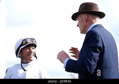 Der Jockey Frankie Dettori (links) spricht mit Trainer John Gosden, nachdem er beim Cazoo St Leger Festival auf der Doncaster Racecourse mit dem Pferd Mimikyu die Einsätze der Coral Park Hill-Stutfohlen gewonnen hat. Bilddatum: Donnerstag, 8. September 2022. Stockfoto