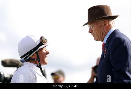 Der Jockey Frankie Dettori (links) spricht mit Trainer John Gosden, nachdem er beim Cazoo St Leger Festival auf der Doncaster Racecourse mit dem Pferd Mimikyu die Einsätze der Coral Park Hill-Stutfohlen gewonnen hat. Bilddatum: Donnerstag, 8. September 2022. Stockfoto