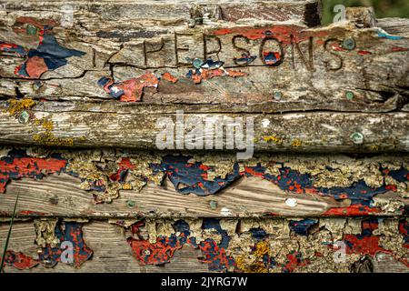 Detail eines verwitterten Bootes mit verblassenem Lack Stockfoto