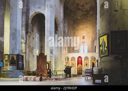 Kutaisi, Georgia, 04.06.21. Bagrati Kathedrale (Kutaisi Kathedrale) Innenansicht des Hauptschiffs und Altars mit Ikonostase, Ikonen und Thron. Stockfoto