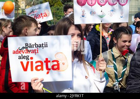 Botosani, Rumänien - 26. März 2022: Junge Menschen nehmen an der "March for Life" Teil, einer Kundgebung, die zum Schutz des Rechts auf Leben von Ungeborenen organisiert wurde Stockfoto