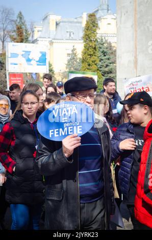 Botosani, Rumänien - 26. März 2022: Junge Menschen nehmen an der "March for Life" Teil, einer Kundgebung, die zum Schutz des Rechts auf Leben von Ungeborenen organisiert wurde Stockfoto