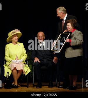Queen Elizabeth II wird von der Republikanerin Steny Hoyer, D-MD., und Senatorin Barbara Mikulski, D-MD., während eines Besuchs im NASA Goddard Space Flight Center, Dienstag, den 8. Mai 2007, in Greenbelt, ein gerahmtes Foto des Hubble Space Telescope vorgestellt. Die MD. NASA und das British National Space Center haben am Hubble-Projekt zusammengearbeitet. Das Erscheinen des Königspaares war eine der letzten Stationen eines sechstägigen Besuchs in den Vereinigten Staaten. Bildnachweis „NASA/Paul E. Alers“ Stockfoto