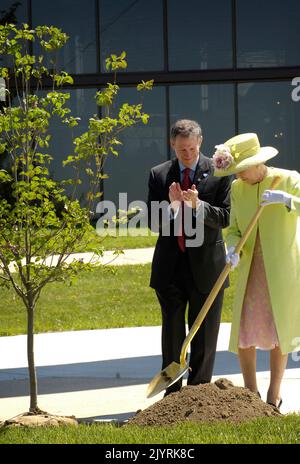 Königin Elizabeth II und NASA-Administrator Michael Griffin Pflanzen einen Gedenkbaum auf dem Gelände des Besucherzentrums während eines Besuchs im NASA Goddard Space Flight Center, Dienstag, 8. Mai 2007, in Greenbelt, Der Auftritt des Königspaares war eine der letzten Stationen eines sechstägigen Besuchs in den Vereinigten Staaten. Bildnachweis „NASA/Debbie McCallum“ Stockfoto