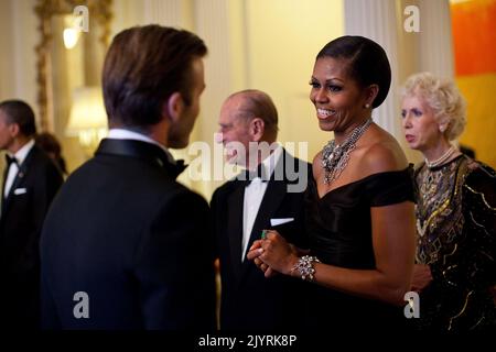 First Lady Michelle Obama begrüßt den Fußballstar David Beckham bei einem Abendessen zu Ehren von Königin Elizabeth II. Im Winfield House in London, England, am 25. Mai 2011. Obligatorische Gutschrift: Pete Souza - White House über CNP Stockfoto