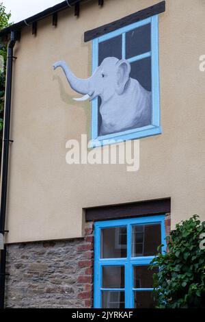 Elefantenbild, das Teil des Projekts „March of Elephant“ ist, auf einem Gebäude im Bishops Castle, Shropshire Stockfoto