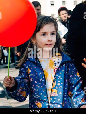 Botosani, Rumänien - 26. März 2022: Junge Menschen nehmen an der "March for Life" Teil, einer Kundgebung, die zum Schutz des Rechts auf Leben von Ungeborenen organisiert wurde Stockfoto