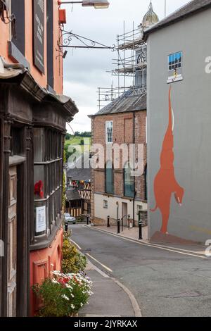 Elefantenbild, das Teil des Projekts „March of Elephant“ ist, auf einem Gebäude im Bishops Castle, Shropshire Stockfoto