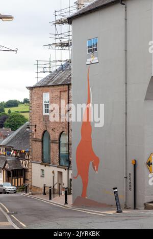 Elefantenbild, das Teil des Projekts „March of Elephant“ ist, auf einem Gebäude im Bishops Castle, Shropshire Stockfoto