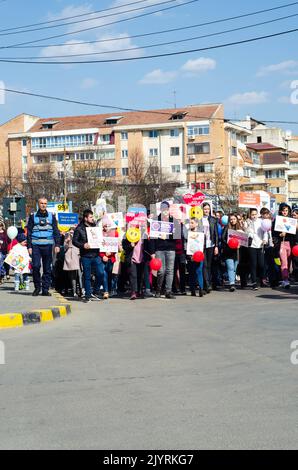 Botosani, Rumänien - 26. März 2022: Junge Menschen nehmen an der "March for Life" Teil, einer Kundgebung, die zum Schutz des Rechts auf Leben von Ungeborenen organisiert wurde Stockfoto