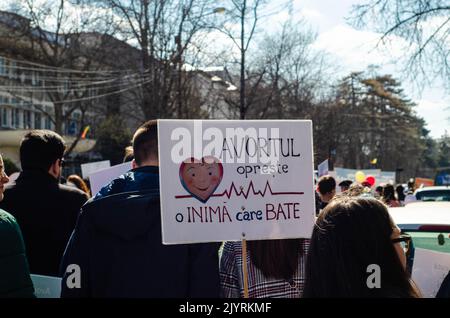 Botosani, Rumänien - 26. März 2022: Junge Menschen nehmen an der "March for Life" Teil, einer Kundgebung, die zum Schutz des Rechts auf Leben von Ungeborenen organisiert wurde Stockfoto