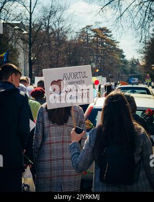 Botosani, Rumänien - 26. März 2022: Junge Menschen nehmen an der "March for Life" Teil, einer Kundgebung, die zum Schutz des Rechts auf Leben von Ungeborenen organisiert wurde Stockfoto