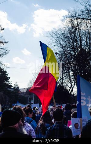 Botosani, Rumänien - 26. März 2022: Junge Menschen nehmen an der "March for Life" Teil, einer Kundgebung, die zum Schutz des Rechts auf Leben von Ungeborenen organisiert wurde Stockfoto