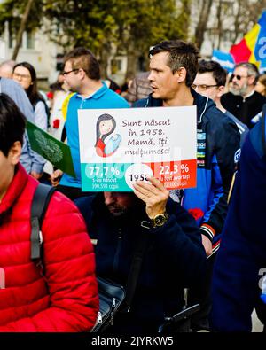 Botosani, Rumänien - 26. März 2022: Junge Menschen nehmen an der "March for Life" Teil, einer Kundgebung, die zum Schutz des Rechts auf Leben von Ungeborenen organisiert wurde Stockfoto