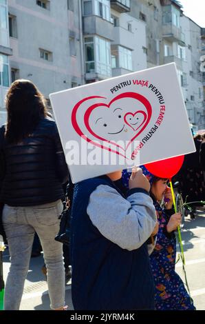 Botosani, Rumänien - 26. März 2022: Junge Menschen nehmen an der "March for Life" Teil, einer Kundgebung, die zum Schutz des Rechts auf Leben von Ungeborenen organisiert wurde Stockfoto