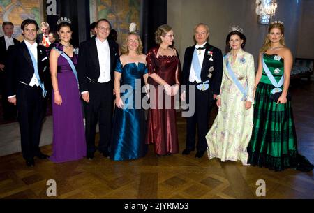 STOCKHOLM 20091210 die schwedische Königsfamilie posiert mit den Nobelpreisträgern Jack W. Szostak, Carol W. Greider und Elizabeth H. Blackburn nach dem Nobelbankett im Rathaus von Stockholm am Donnerstag. Königliche Könige von links Prinz Carl Philip, Kronprinzessin Victoria König Carl XVI Gustaf, Königin Silvia und Prinzessin Madeleine.Foto: Claudio Bresciani / SCANPIX / Kod 10090 Stockfoto