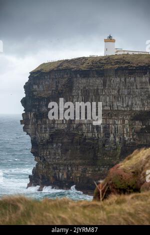 Duncansby Head Lighthouse über riesigen Klippen Stockfoto