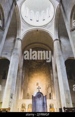 Kutaisi, Georgia, 04.06.21. Bagrati Kathedrale (Kutaisi Kathedrale) Innenansicht des Hauptschiffs und des Altars mit Ikonostase. Stockfoto