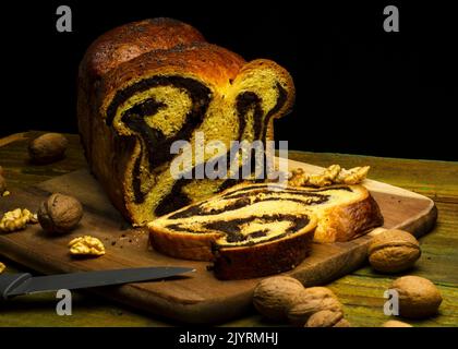 Scheiben hausgemachtes traditionelles rumänisches Süßbrot. Brot auf dem Tisch 'cosonac' Stockfoto