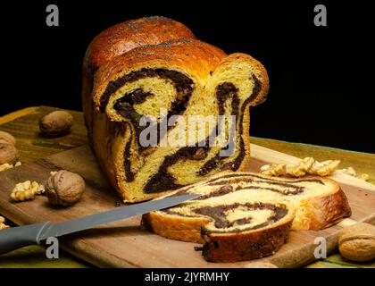 Scheiben hausgemachtes traditionelles rumänisches Süßbrot. Brot auf dem Tisch 'cosonac' Stockfoto