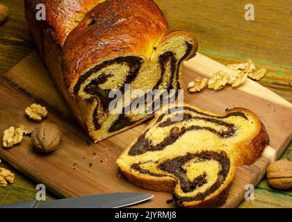 Scheiben hausgemachtes traditionelles rumänisches Süßbrot. Brot auf dem Tisch 'cosonac' Stockfoto