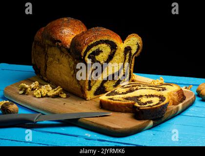 Scheiben hausgemachtes traditionelles rumänisches Süßbrot. Brot auf dem Tisch 'cosonac' Stockfoto