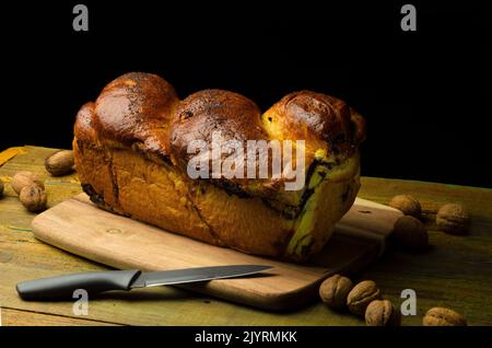 Scheiben hausgemachtes traditionelles rumänisches Süßbrot. Brot auf dem Tisch 'cosonac' Stockfoto