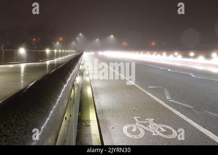 Light Trails auf der Wolfe Tone Bridge, Kilkenny, Irland Stockfoto