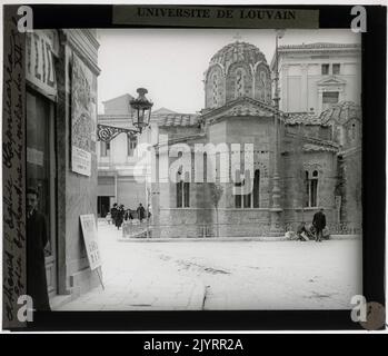 Die Panagia Kapnikarea Kirche in Athen, Griechenland, ist eine byzantinische Kirche, die für ihre architektonische Bedeutung bekannt ist. Die Apsis, oder halbrunde Apsis, bildet ein wesentliches Merkmal des Äußeren der Kirche und verstärkt ihre religiöse und ästhetische Anziehungskraft. Die Kirche ist eine der ältesten in Athen und stammt aus dem 11. Jahrhundert. Es ist der Jungfrau Maria geweiht und wird für seine Erhaltung byzantinischer Kunst und Architektur bewundert. Stockfoto