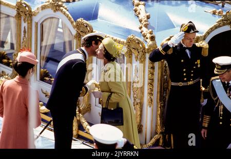 STOCKHOLM 1983-05-25Sweden König Carl XVI Gustaf und Königin Silvia (links) empfangen die britische Königin Elisabeth II., als sie mit dem königlichen Schleier Vasaorden in Strömkajen in Stockholm am 25. Mai 1983 im Zusammenhang mit dem Staatsbesuch der englischen Königin in Schweden am 25-28. Mai 1983 eintrifft. Foto: Charles Hammarsten / TT / Code: 2491 Stockfoto