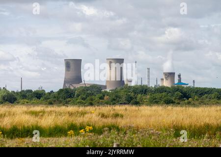 Die Kühltürme des Kraftstation Salthome von der RSPB Salthome aus gesehen. Stockfoto