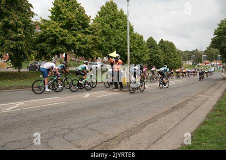 Mansfield Woodhouse, Nottinghamshire, England, Großbritannien. 8. September 2022. Professionelle Straßenradfahrer fahren auf der Etappe 5 der AJ Bell Tour of Britain durch die Stadt Mansfield in Nottinghamshire. Dieses Straßenrennen beginnt in West Bridgeford, Nottingham, und endet in Mansfield, Nottinghamshire.Dies wird die einzige Etappe der Tour 2022 mit weniger als 2.000 Höhenmetern und einer Gesamtdistanz von 186,8 km/116,2 Meilen sein. Kredit: Alan Keith Beastall/Alamy Live Nachrichten Stockfoto