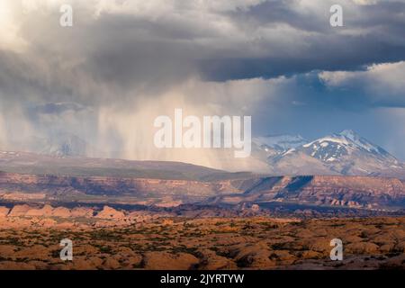 Die versteinerten Dünen im Arches National Park mit einem Schneesturm auf den La Sal Bergen dahinter. Moab, Utah. Stockfoto