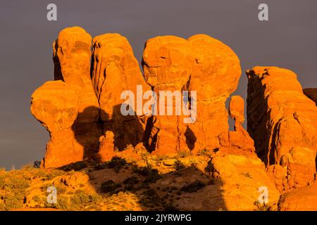 Enrada Sandsteinfelsen bei Sonnenuntergang im Garten Eden im Arches National Park, Moab, Utah. Stockfoto