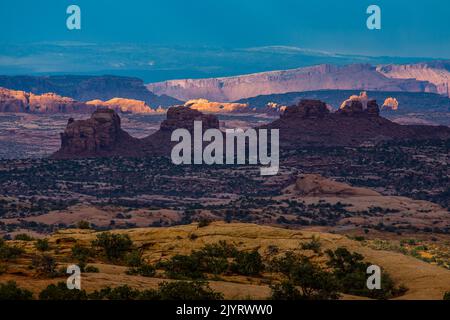 Der North Window Bogen im Arches National Park hinter den Felsformationen am Rand des Seven Mile Canyon in der Nähe von Moab, Utah. Stockfoto