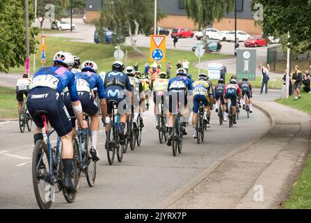 Mansfield Woodhouse, Nottinghamshire, England, Großbritannien. 8. September 2022. Professionelle Straßenradfahrer fahren auf der Etappe 5 der AJ Bell Tour of Britain durch die Stadt Mansfield in Nottinghamshire. Dieses Straßenrennen beginnt in West Bridgeford, Nottingham, und endet in Mansfield, Nottinghamshire.Dies wird die einzige Etappe der Tour 2022 mit weniger als 2.000 Höhenmetern und einer Gesamtdistanz von 186,8 km/116,2 Meilen sein. Kredit: Alan Keith Beastall/Alamy Live Nachrichten Stockfoto