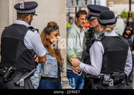 London, Großbritannien. 8. September 2022. Die Polizei hält an und fesselt eine schwarze Frau, die einen kleinen weißen Schlupfrücken fuhr, vor das Parlament.London, Großbritannien. 8. September 2022. Kredit: Guy Bell/Alamy Live Nachrichten Stockfoto