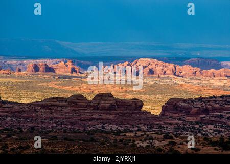 Arches National Park von der Arth's Weide aus gesehen, mit dem Rand des Seven Mile Canyon im Vordergrund. Moab, Utah Stockfoto