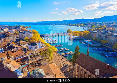 Panoramablick über die Stadt Zürich und den Zürichsee, Schweiz Stockfoto