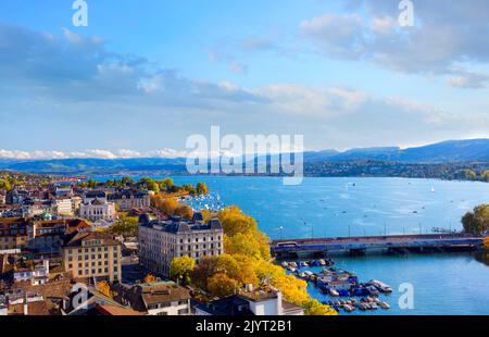 Panoramablick über die Stadt Zürich und den Zürichsee, Schweiz Stockfoto