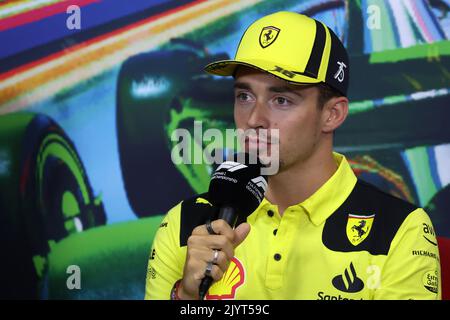 Charles Leclerc von Scuderia Ferrari während der Pressekonferenz sieht vor dem Grand Prix von Italien F1. Stockfoto